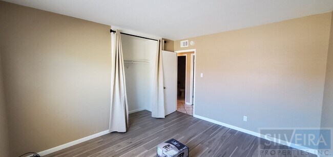 Building Photo - 1642 N Russell Ave