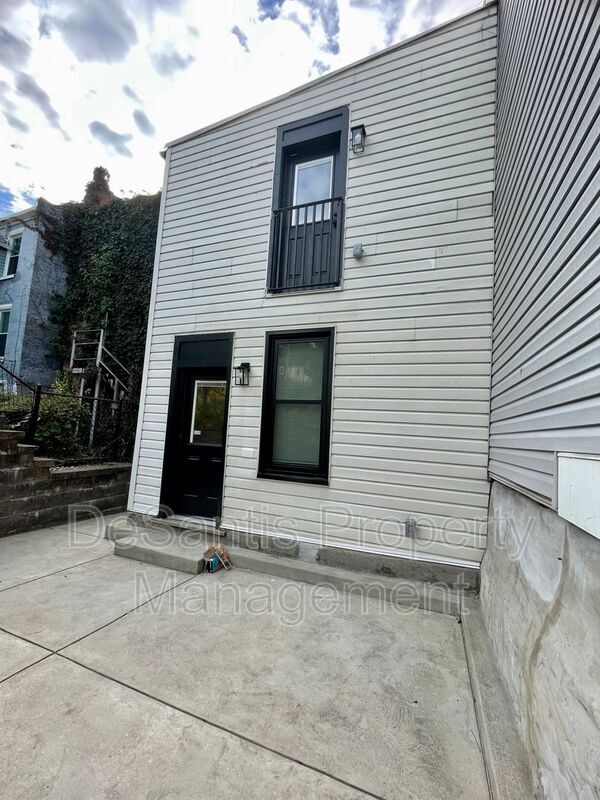 Building Photo - 112 Hemlock St