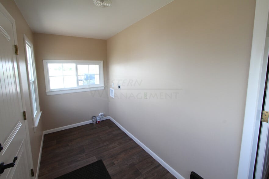 Laundry Room/Mud Room - 4929 Hesper Rd