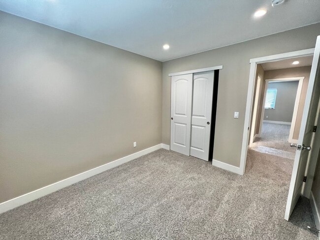 Building Photo - Spacious 3 bed, 2.5 bath home in Central Fort Collins