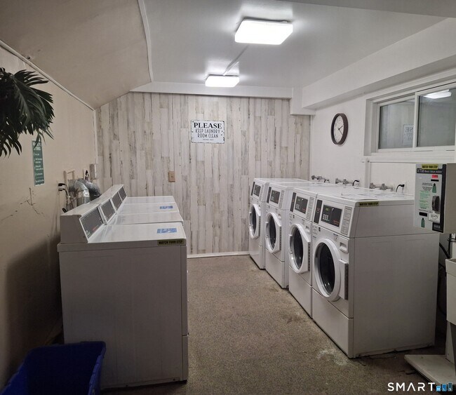 Building Photo - 393 Laurel Ave