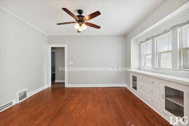 Building Photo - 4138 N Lockwood Ave