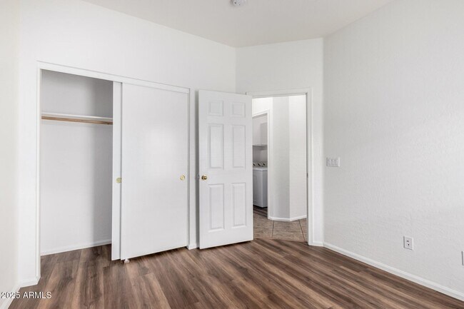 Building Photo - 2556 W Amber Sun Dr
