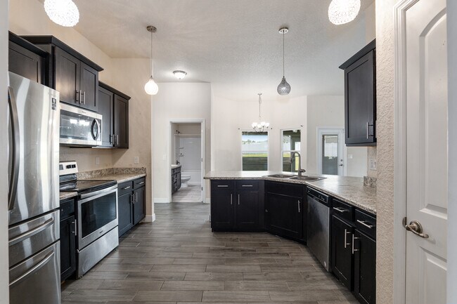 Building Photo - 10910 SW 41st Ave