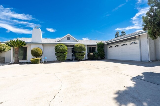 Building Photo - 6415 Lochmoor Dr