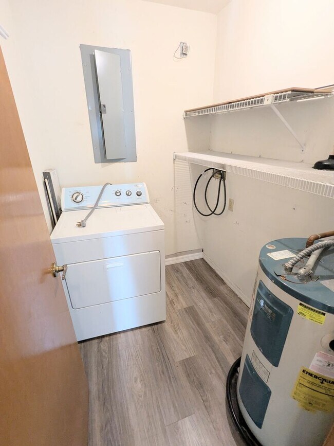 Building Photo - Port Orange 2 bedroom, 2 bathroom, pool and tennis courts