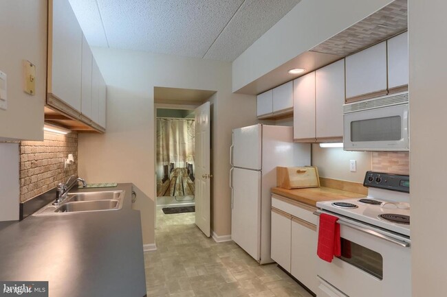 Building Photo - 1 br, 1 bath Condo - 804 Cherrington Dr