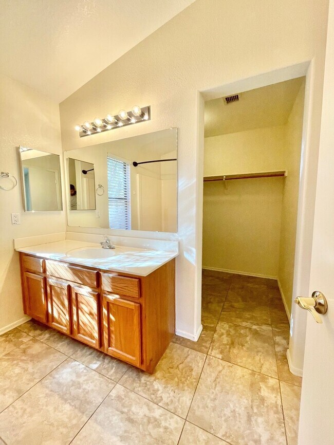 Building Photo - Fabulous 3-bedroom, 2-bathroom home For Rent in Avondale!!