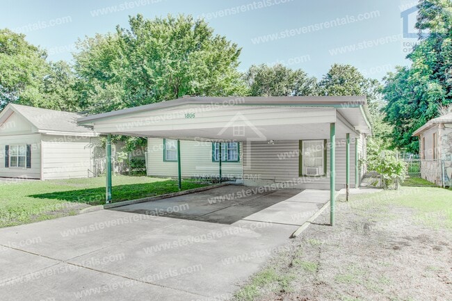 Building Photo - 1806 NW Lincoln Ave