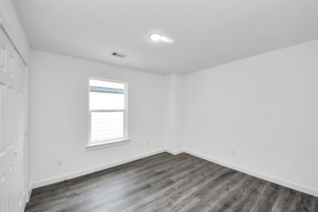 Building Photo - 2322 Wavell St