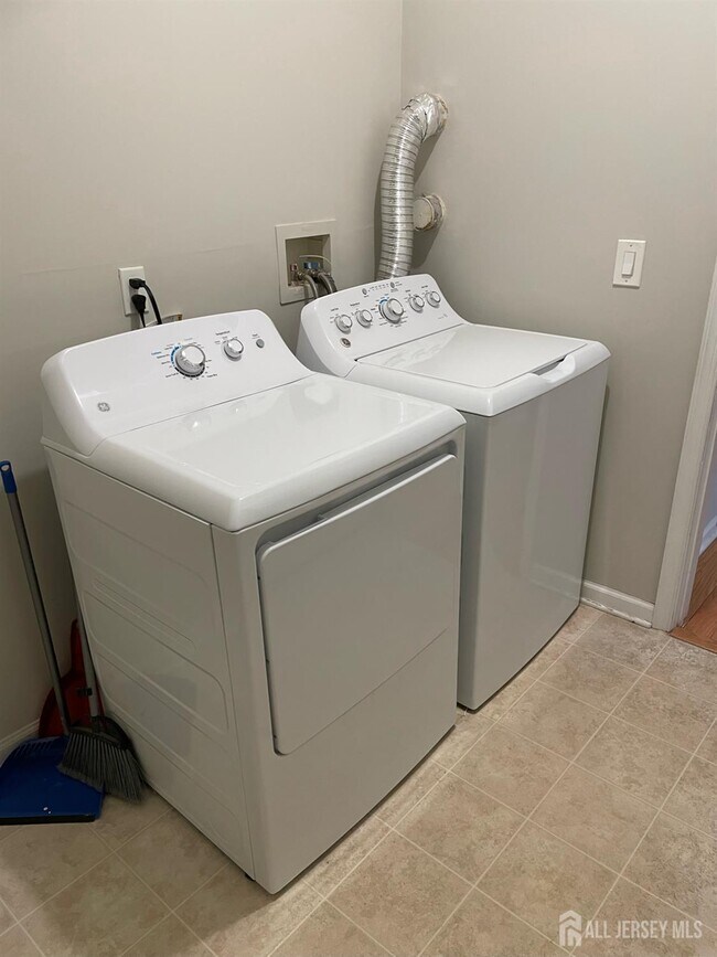 Building Photo - 301 Pinelli Dr