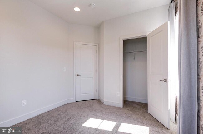 Building Photo - 135 Wake Robin Ct