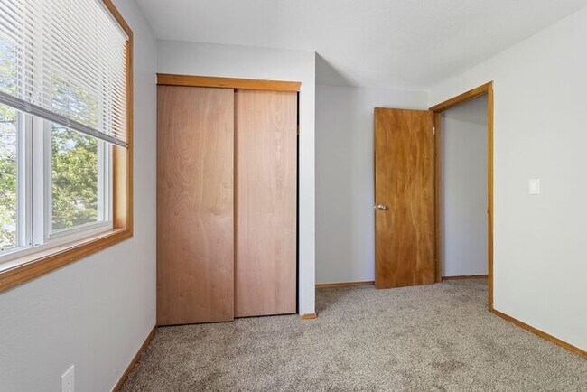 Building Photo - 3 bedroom townhouse with Garage!! Wont las...