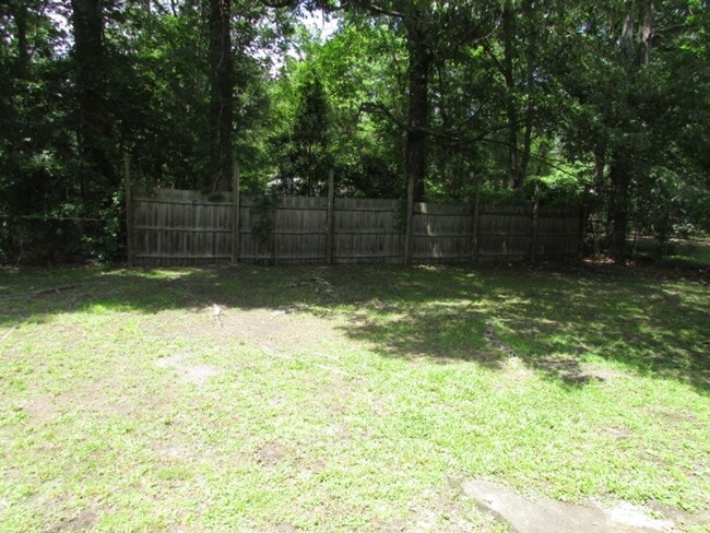 Building Photo - Renovated Three Bedroom/One Bath Duplex