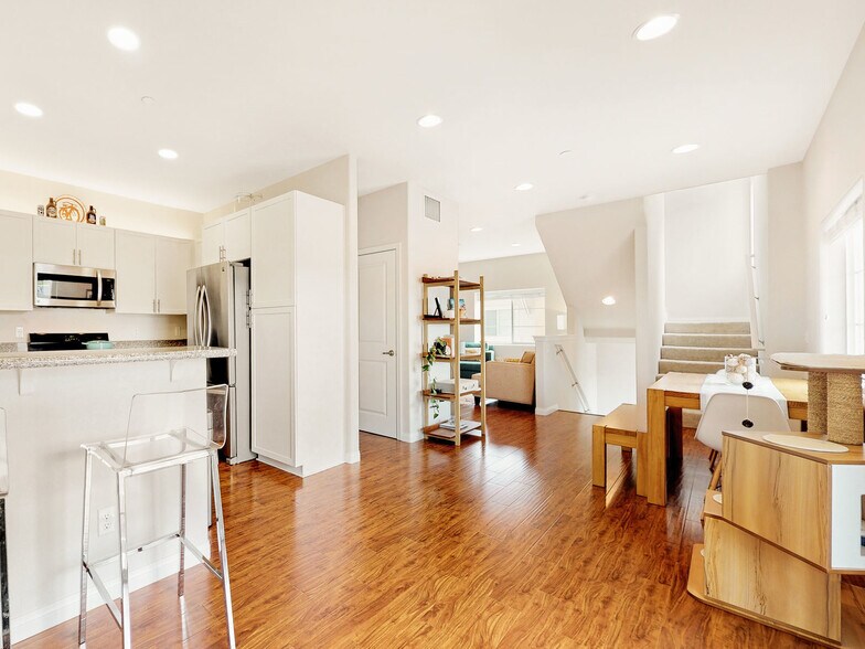 Building Photo - 955 Humbert Ave