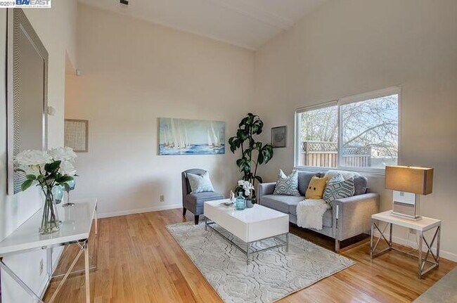 Building Photo - Bright 3 Bedroom Townhome in Newark