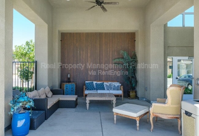 Building Photo - 555 N Cattail Ct