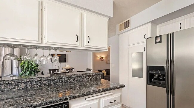 Building Photo - "Charming 1-Bedroom San Fernando Apartment with Modern Granite Touches!"
