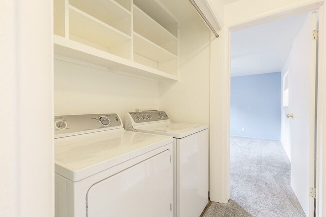 Building Photo - 2 Bedroom 1 Bathroom Unit Available Near BSU