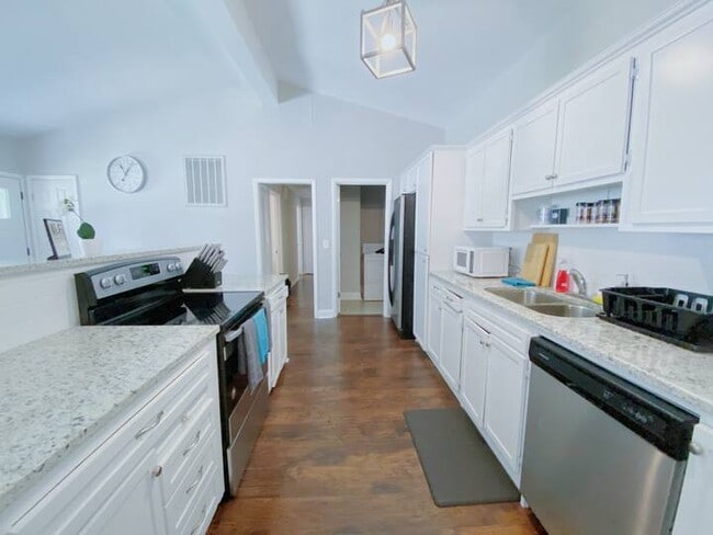 Building Photo - 12005 Greenleaf Dr SE