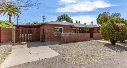 Building Photo - Vintage 3 Bedroom, 2 Bath Home with all the Modern Conveniences!