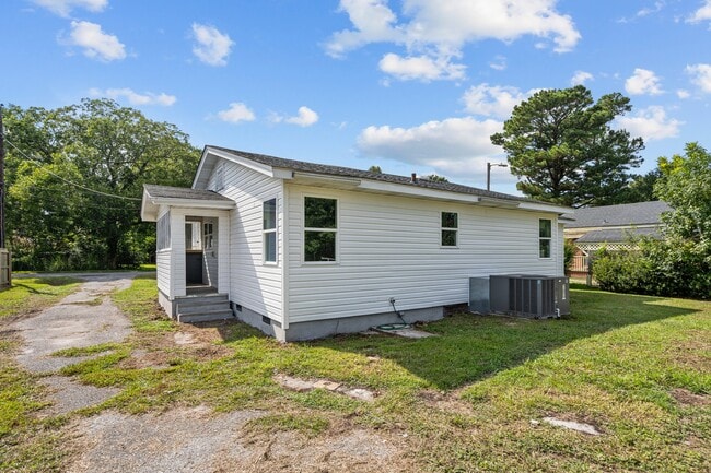 Building Photo - 204 S McRae St