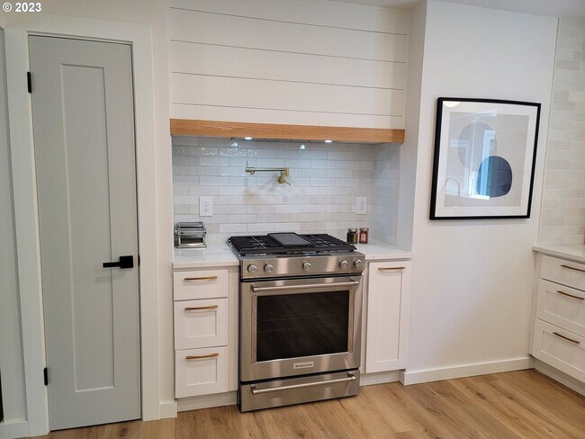 Building Photo - 2020 Wembley Park Rd