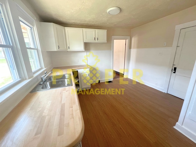 Building Photo - 2 bedrooms 1 bathroom house