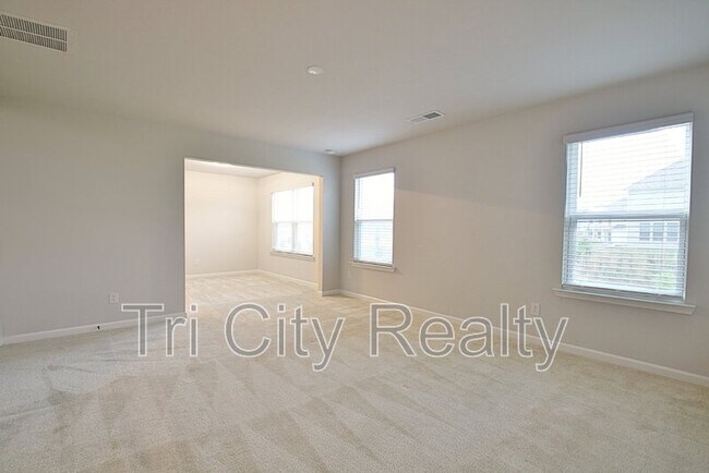 Building Photo - 504 Albertson Ave