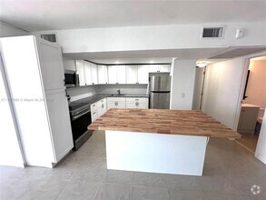 Building Photo - 2 bedroom in Hallandale FL 33009