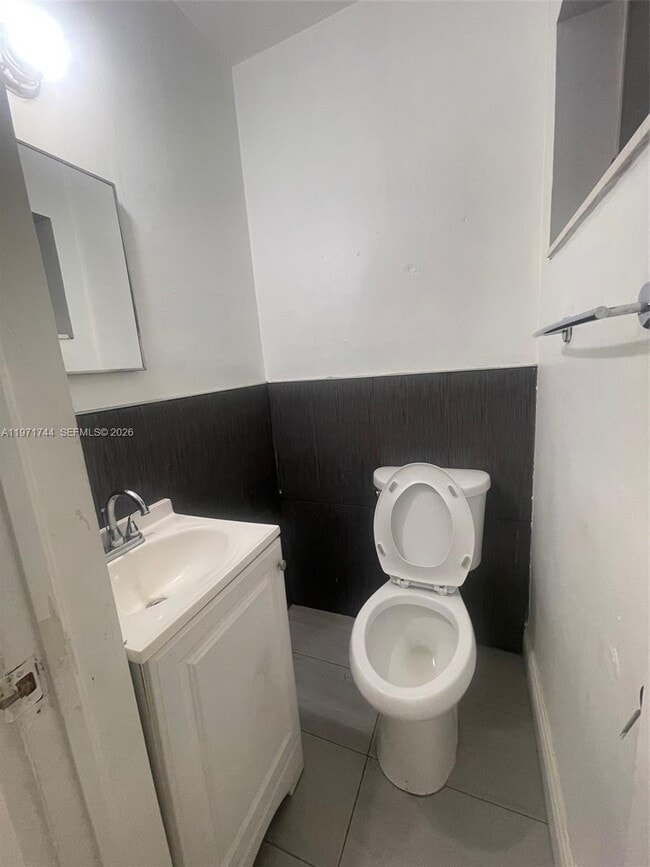 Building Photo - 121 NE 169th Terrace