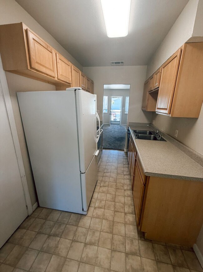 Building Photo - 2/1 Home in Livermore Available Now!