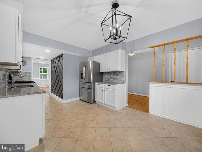 Building Photo - 15057 Cherrydale Dr