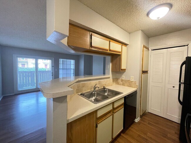 Building Photo - 2 Bed / 1 Bath Condo in Gated Comm. In Altamonte Springs. Available Now!
