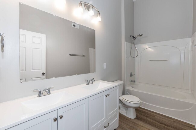 Building Photo - Beautiful Townhouse w/ 1st Floor Bedroom