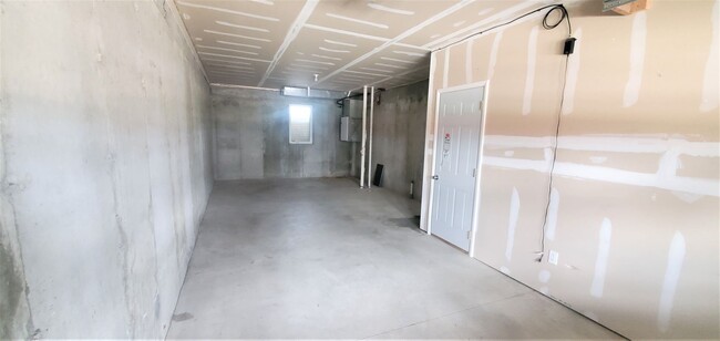 Building Photo - 2 Bedroom 1.5 Bathroom & 1 Car Garage For ...
