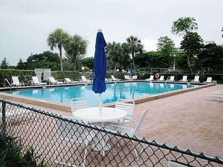 Building Photo - 3150 N Palm Aire Dr