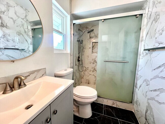 Building Photo - 1380 W 48th St