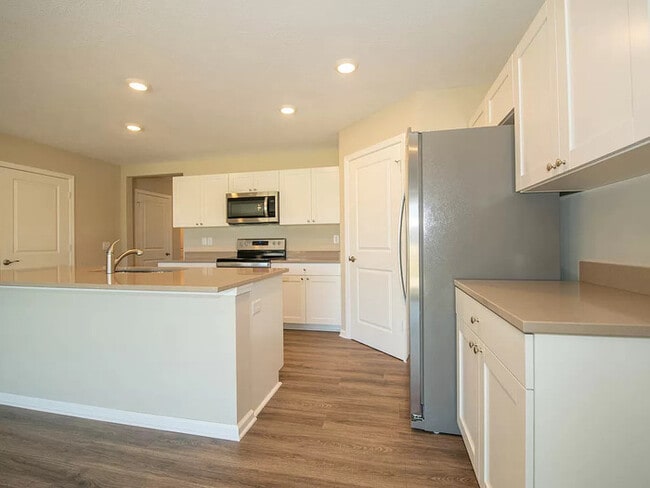 Building Photo - Fantastic 4bd/2ba home! Coming soon!