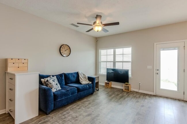 Building Photo - 4333 Doral Dr