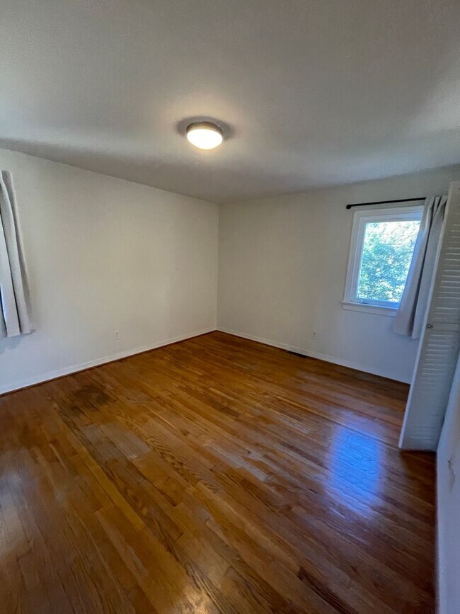 Building Photo - Split Level Home near Willow Lawn