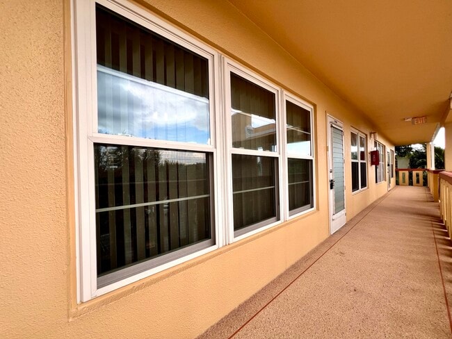 Building Photo - 313 Wellington L