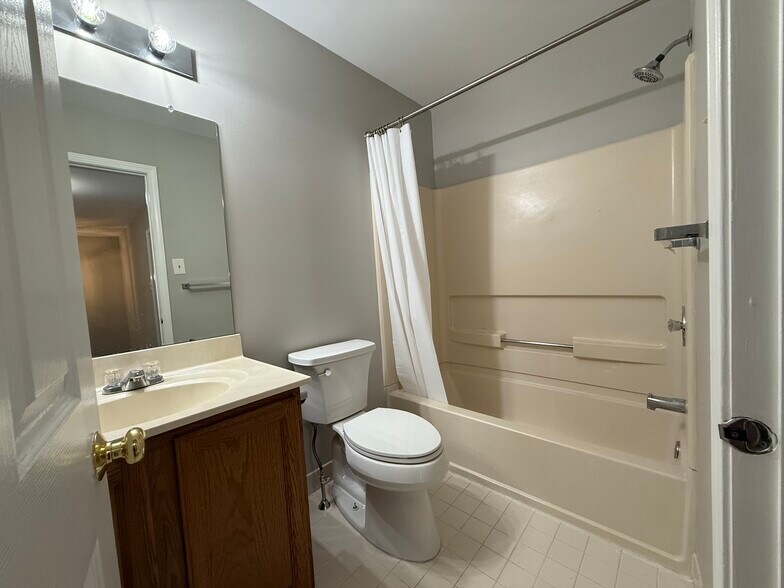 Upstairs Full Bathroom - 155 Weybridge Dr