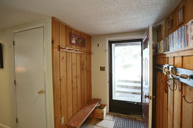 Building Photo - Summer Seasonal 6 Month Lease Available!  $1,700/ mo Charming Two-Bedroom Condo in Waterville, NH!