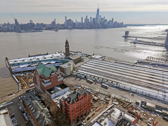 Building Photo - 77 River St