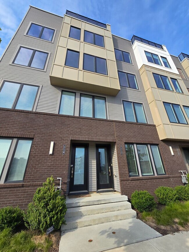 Building Photo - Gorgeous 3BD/2.5BA Waterfront Townhome!