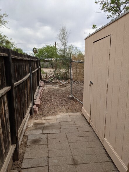 Storage shed - 1945 W La Osa Dr