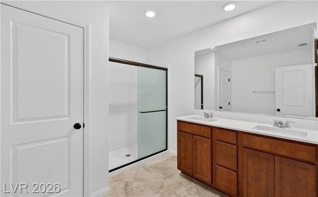 Building Photo - Gorgeous , 5 bedroom /3 Bath  with huge backyard finished with pavers! Great location!