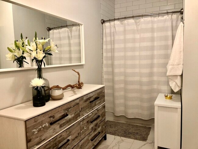 Building Photo - 1901 Summit Ave