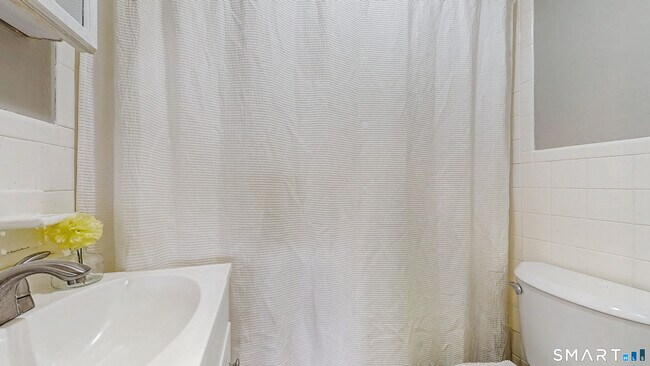 Building Photo - 24 Madison St